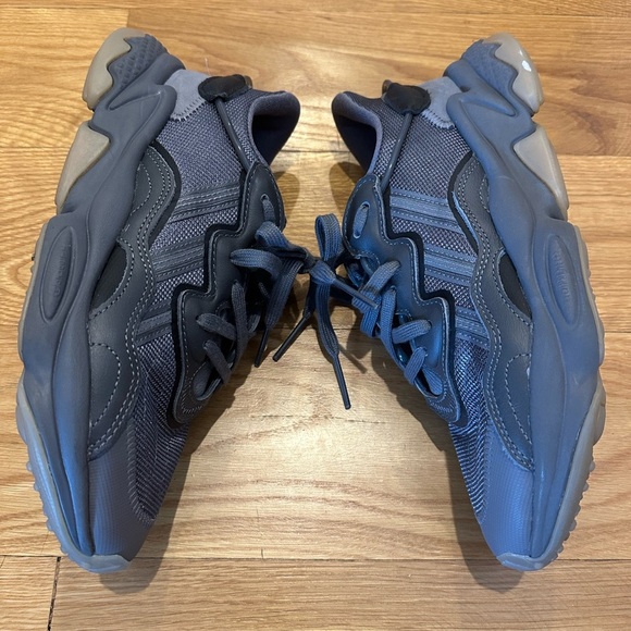 ADIDAS OZWEEGO - Men's Dark Gray Sneakers - Picture 2 of 9